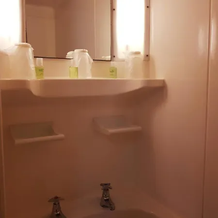 Willow Court Алмондсбери